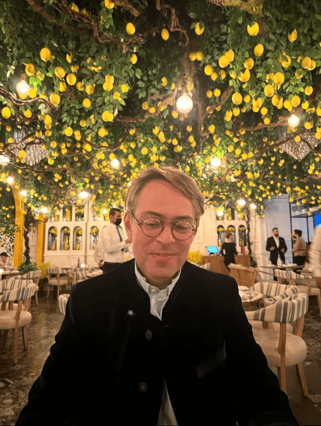 Portrait professionnel de Thomas Bouilhol, Maître Fleuriste et Maître Artisan d'Art, en tenue sobre
