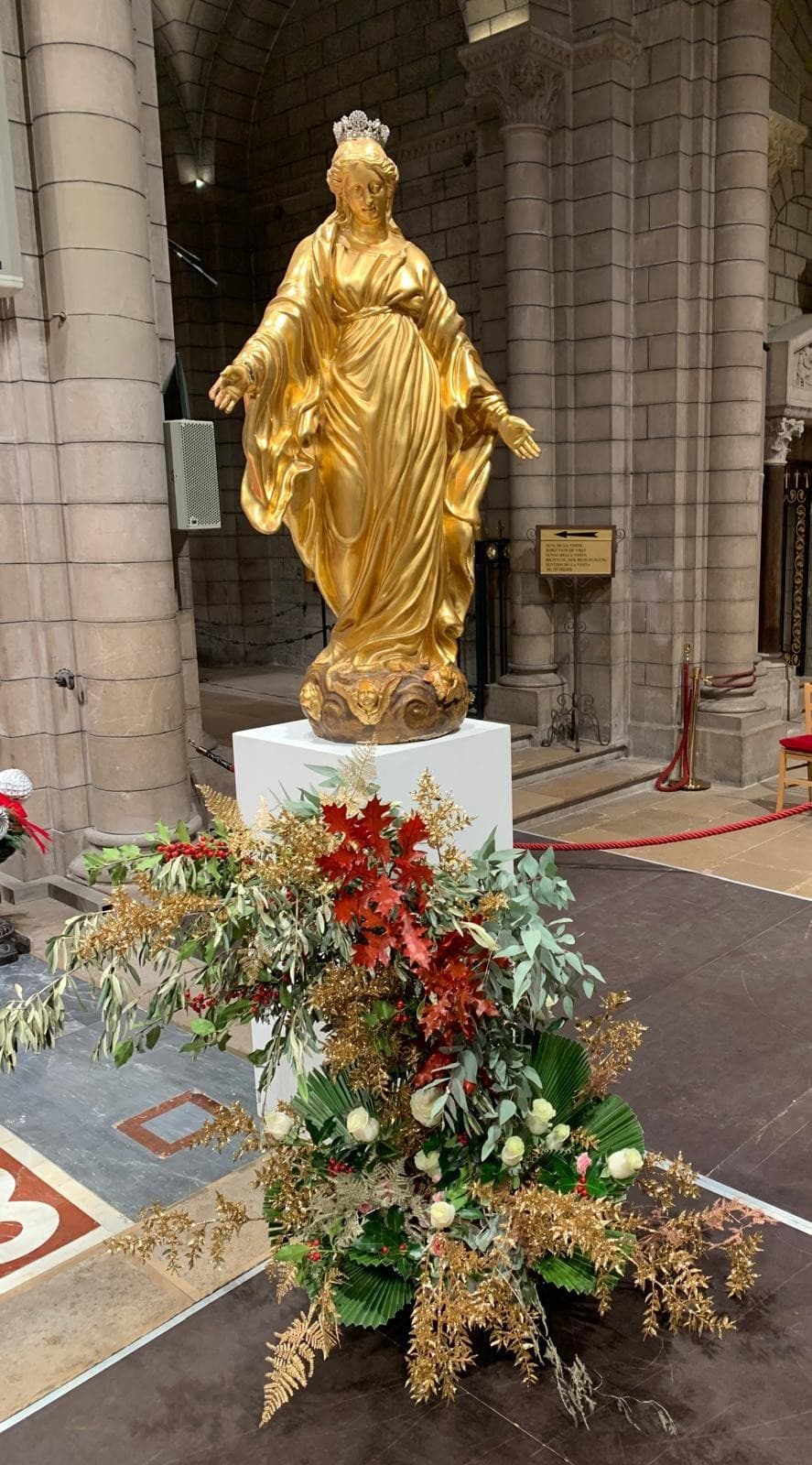 Détail floral près d’une statue, cathédrale Notre-Dame-Immaculée de Monaco