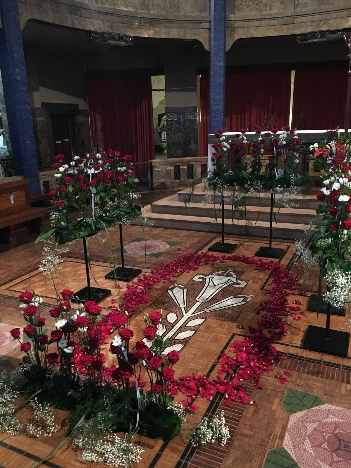 Grande décoration florale pour lieu de cérémonie, volume structuré et tons clairs