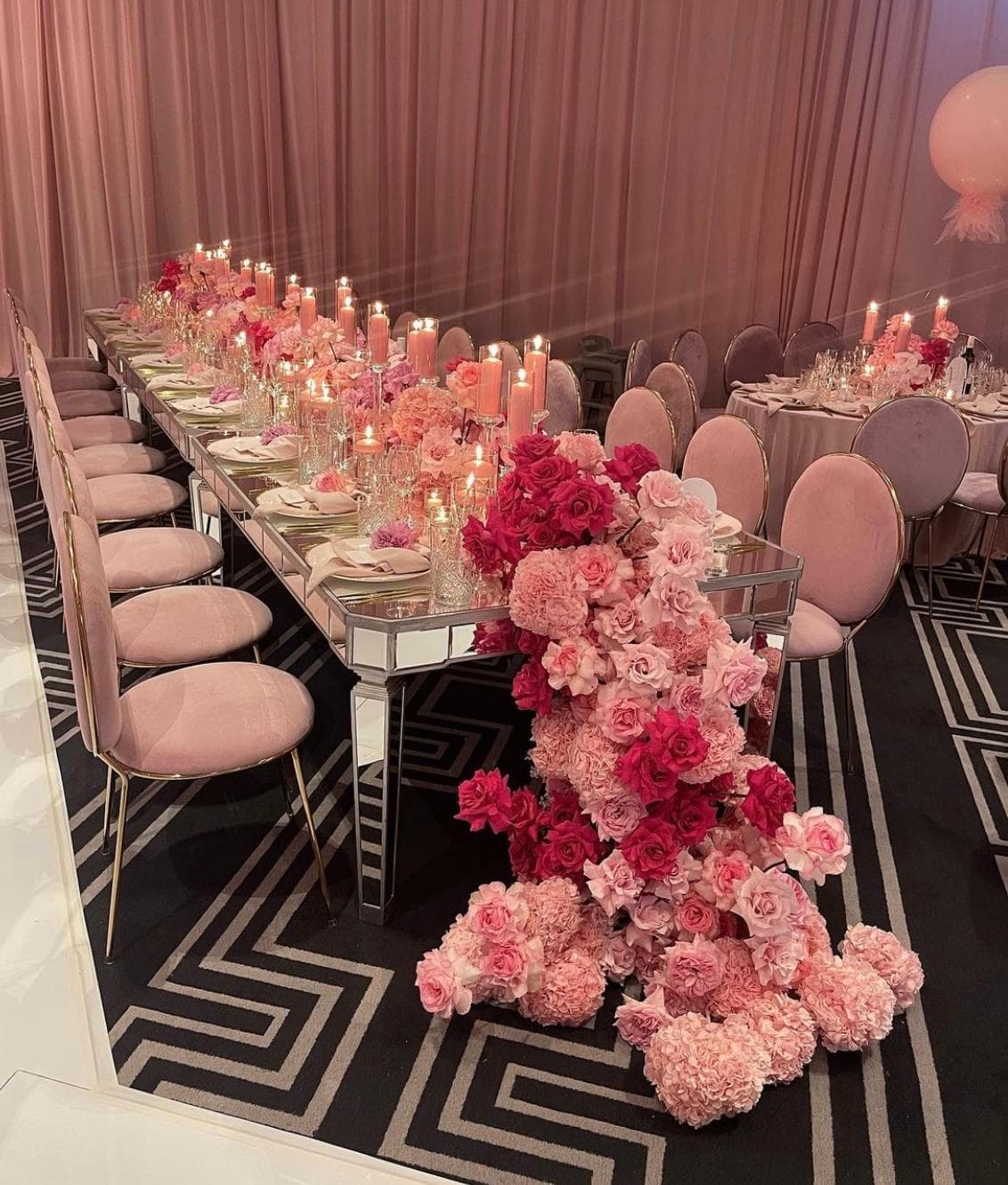 Scénographie florale de mariage avec volumes généreux et chemin d’accueil fleuri