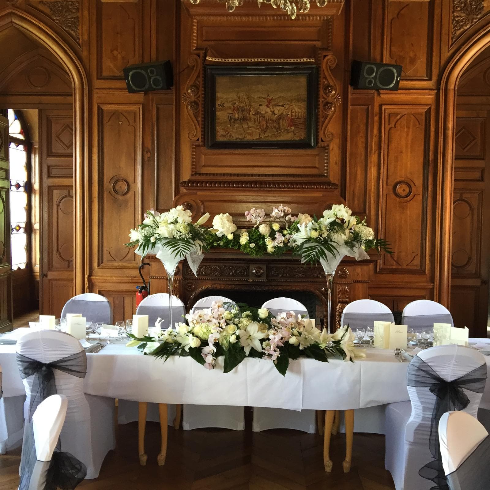 Tables de réception ornées de centres de table et vaisselle florale raffinée