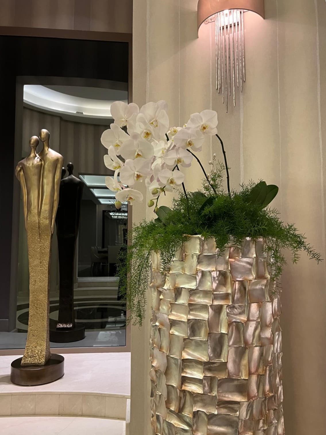 Grand vase sculptural rempli d’une création florale haute et spectaculaire